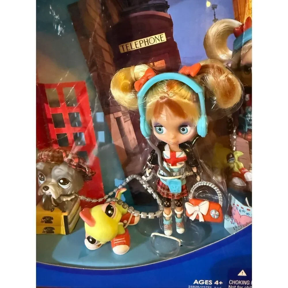 Blythe Love's Littlest Pet Shop Sight Seeing Cute London Doll Set 2010 Hasbro NE